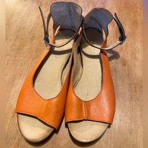 Bueno Italian leather orange women’s sandals size 39